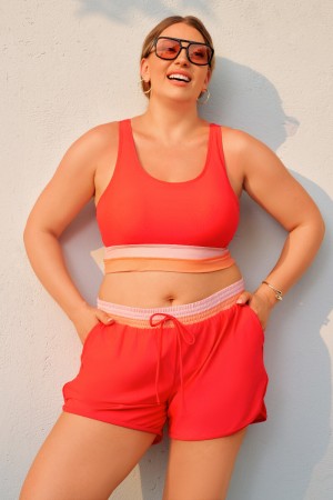 Ensemble de bikini plus size sportif avec top colorblock rouge à dos zippé et culotte short