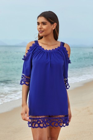 Robe de plage bleue à encolure dégagée et épaules dénudées avec bord en dentelle