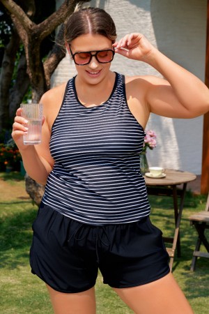 Ensemble de tankini plus size sportif classique avec top à rayures noires et dos nageur, accompagné d'une culotte short