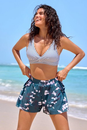 Ensemble de bikini chic à décolleté en V rayé et floral avec short boy.