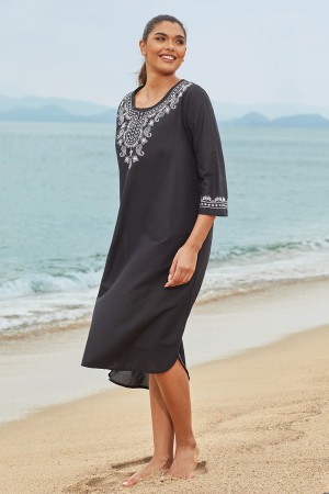 Robe de plage noire à manches longues et col rond à fleurs