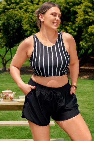 Ensemble de bikini plus size classique avec top à rayures noires et dos croisé, accompagné d'une culotte short