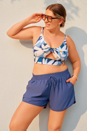 Ensemble de bikini plus size romantique avec top floral bleu à bretelles réglables et culotte short