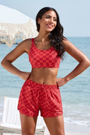 Haut de bikini à bretelles réglables et short garçon taille haute à carreaux rouges
