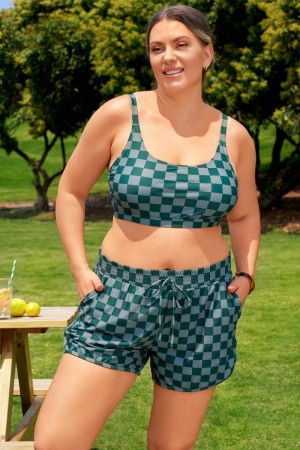 Ensemble de bikini plus size chic avec top à bretelles réglables à carreaux verts et culotte short.