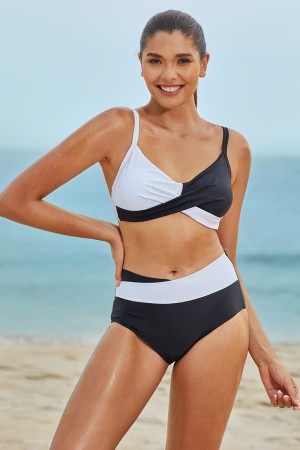 Ensemble de bikini noir et blanc à bretelles réglables et col en cœur torsadé sur le devant