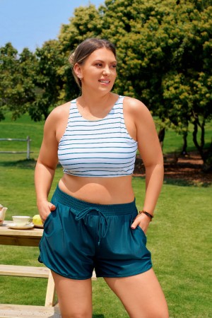 Ensemble de bikini plus size au style frais avec top rayé vert et blanc et culotte short.