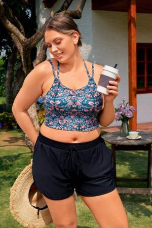 Ensemble de bikini plus size chic avec top floral à bretelles spaghetti et dos croisé, accompagné d'une culotte short