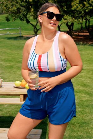 Ensemble de bikini plus size stylé avec top à rayures colorées, accompagné d'une culotte short