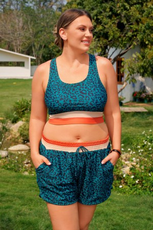 Ensemble de bikini plus size avec top à col rond léopard vert et dos nageur, accompagné d'une culotte short