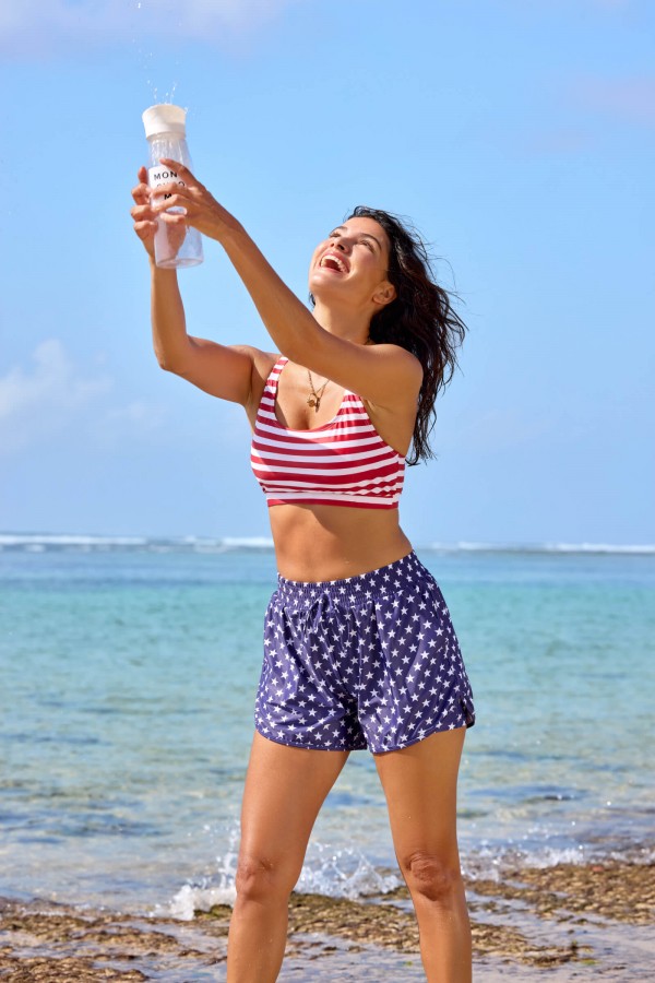 Ensemble haut de bikini élégant à rayures avec bretelles réglables et short boy